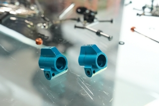 Picture of Vintage RC Trinity Losi XXX/XXXNT Rear Hubs Aluminum Blue Kinwald (2)